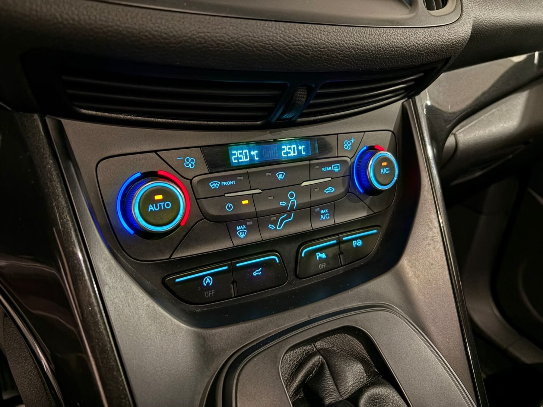 FORD KUGA 1.5 EcoBoost 4x4 Titanium Auto