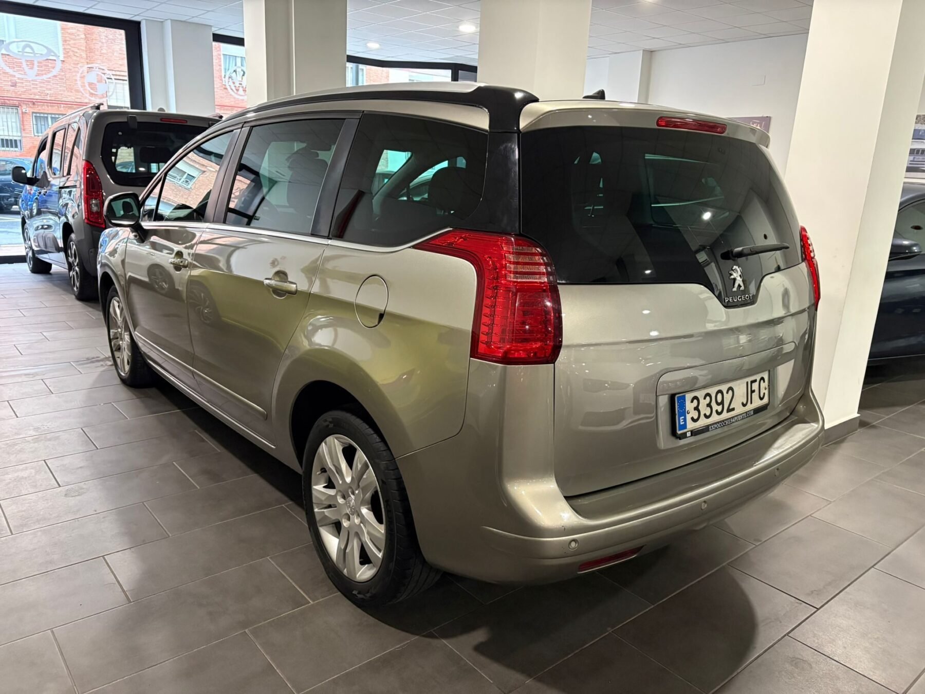 PEUGEOT 5008 Allure 1.6 BlueHDi 120 EAT6