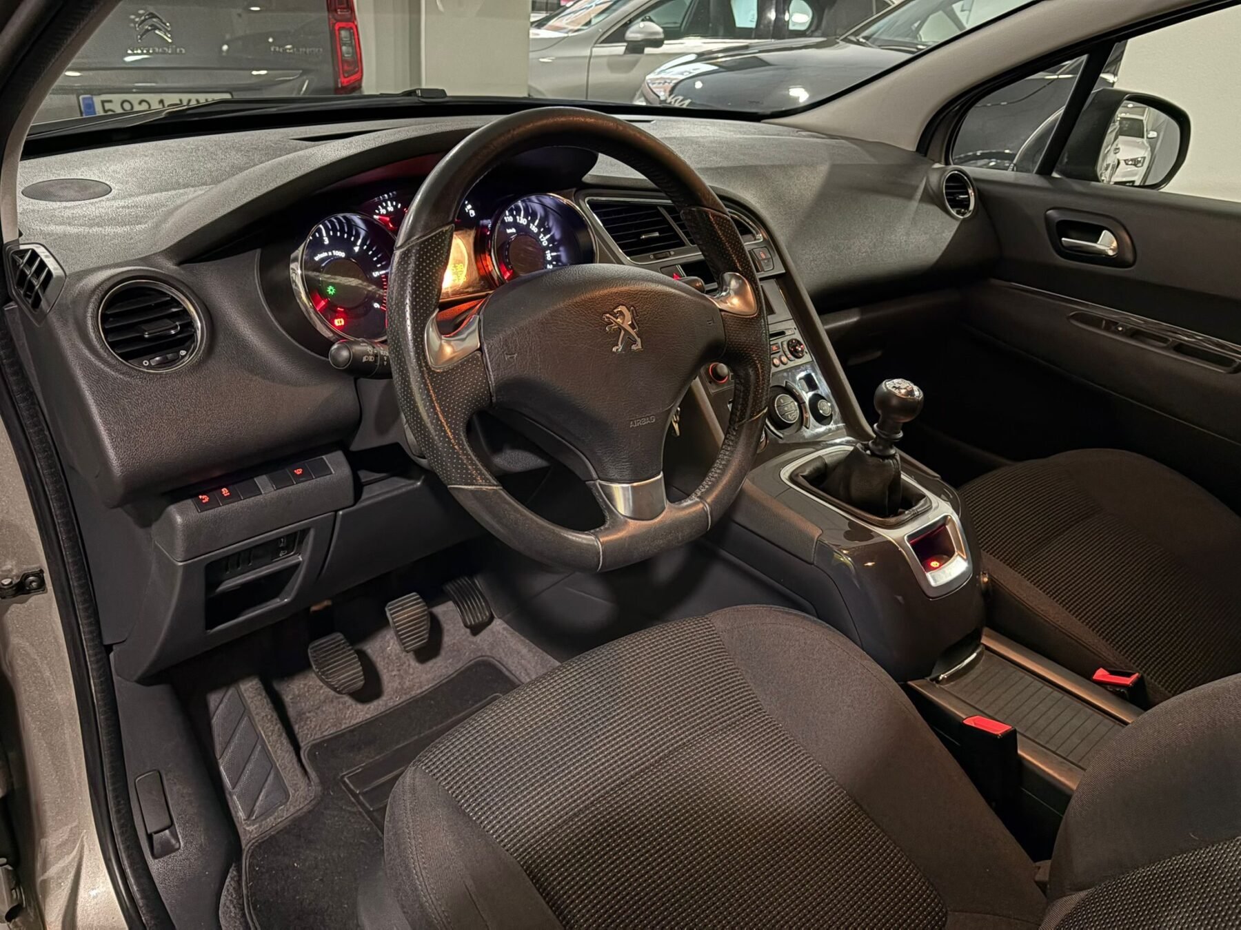 PEUGEOT 5008 Allure 1.6 BlueHDi 120 EAT6