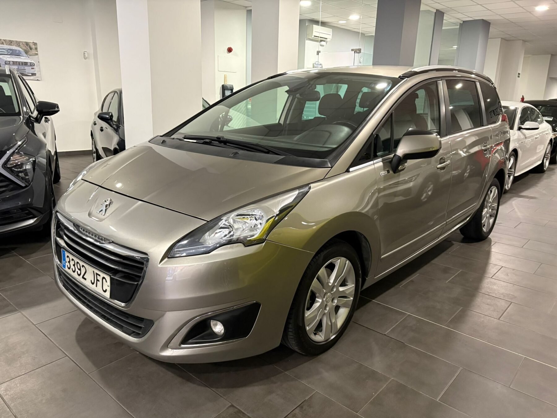 PEUGEOT 5008 Allure 1.6 BlueHDi 120 EAT6