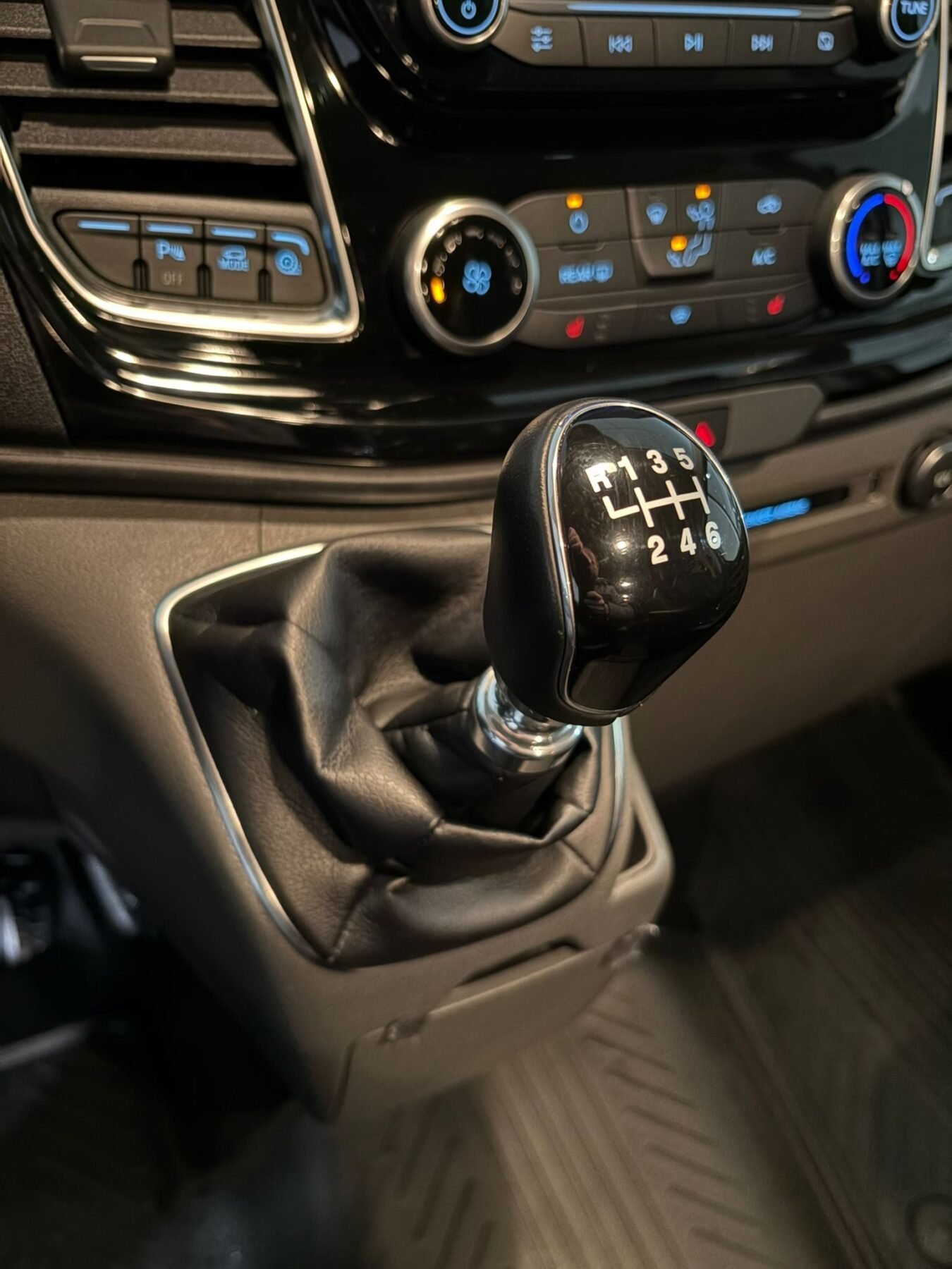 FORD TRANSIT Custom Kombi 2.0 TDCI 320 L1 Sport